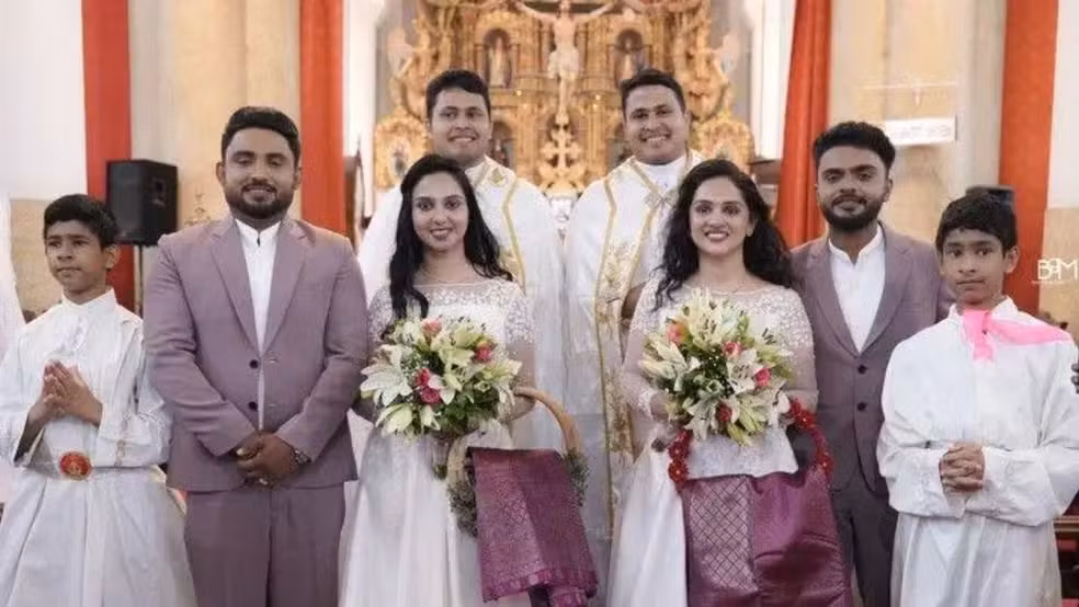 Gêmeos se casam com irmãs gêmeas em cerimônia celebrada por padres gêmeos e com coroinhas gêmeos